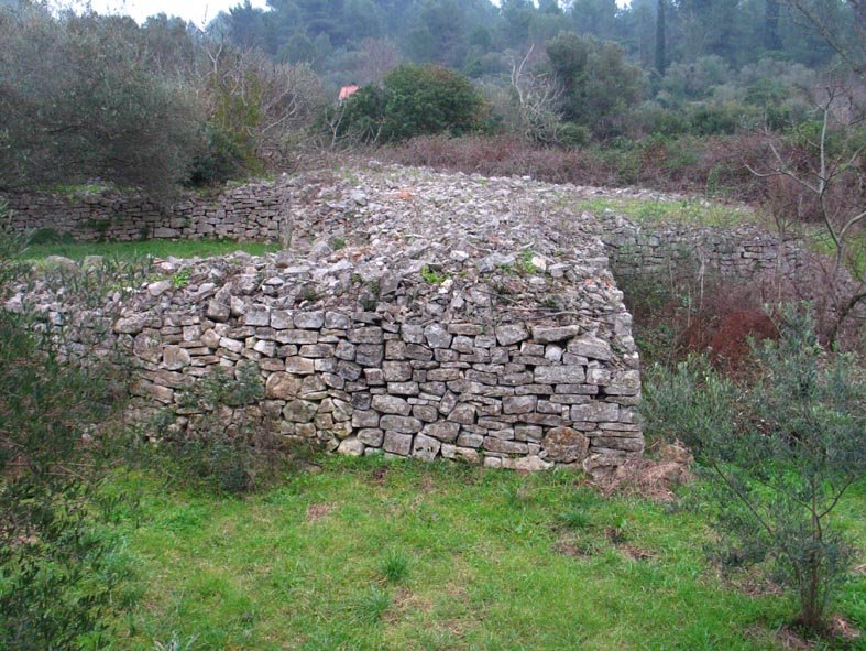 Archaologische fundstatte mirje im feld bradat vela luka