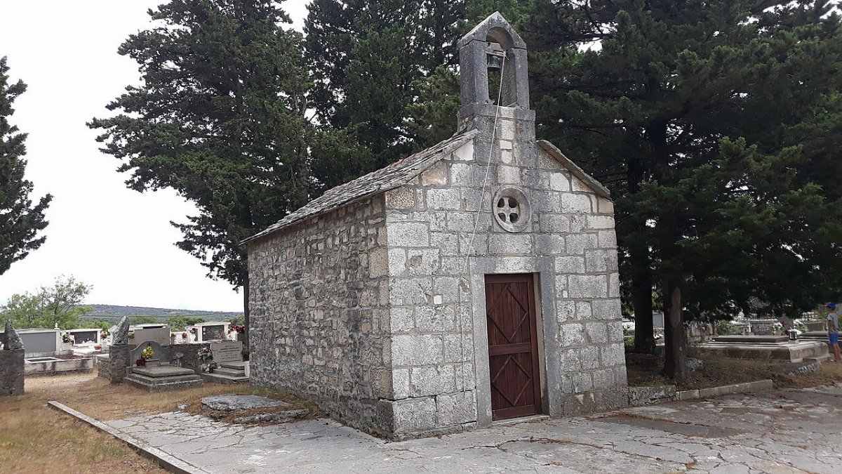 Kirche des hl cyprian auf dem friedhof praznica
