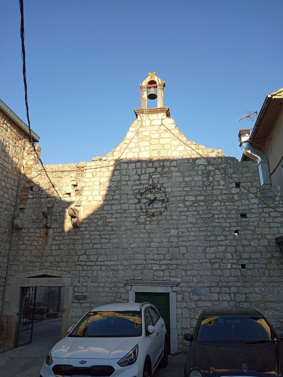 Kirche des hl johannes des taufers mit resten der zitadelle marina