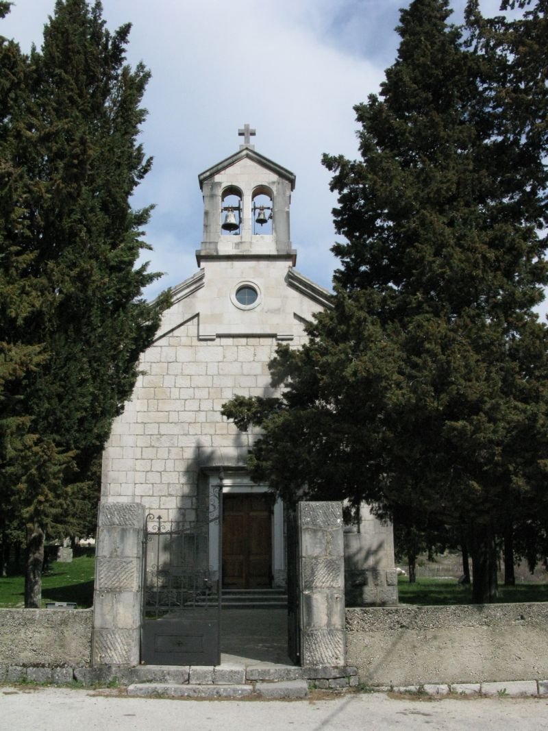 Kirche des hl johannes des taufers und archaologische statte zupa