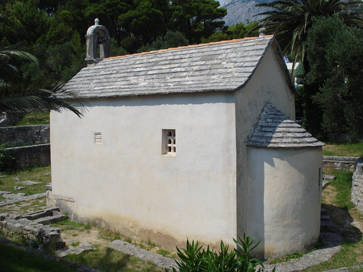 Kirche des hl georg mit archaologischer statte tucepi