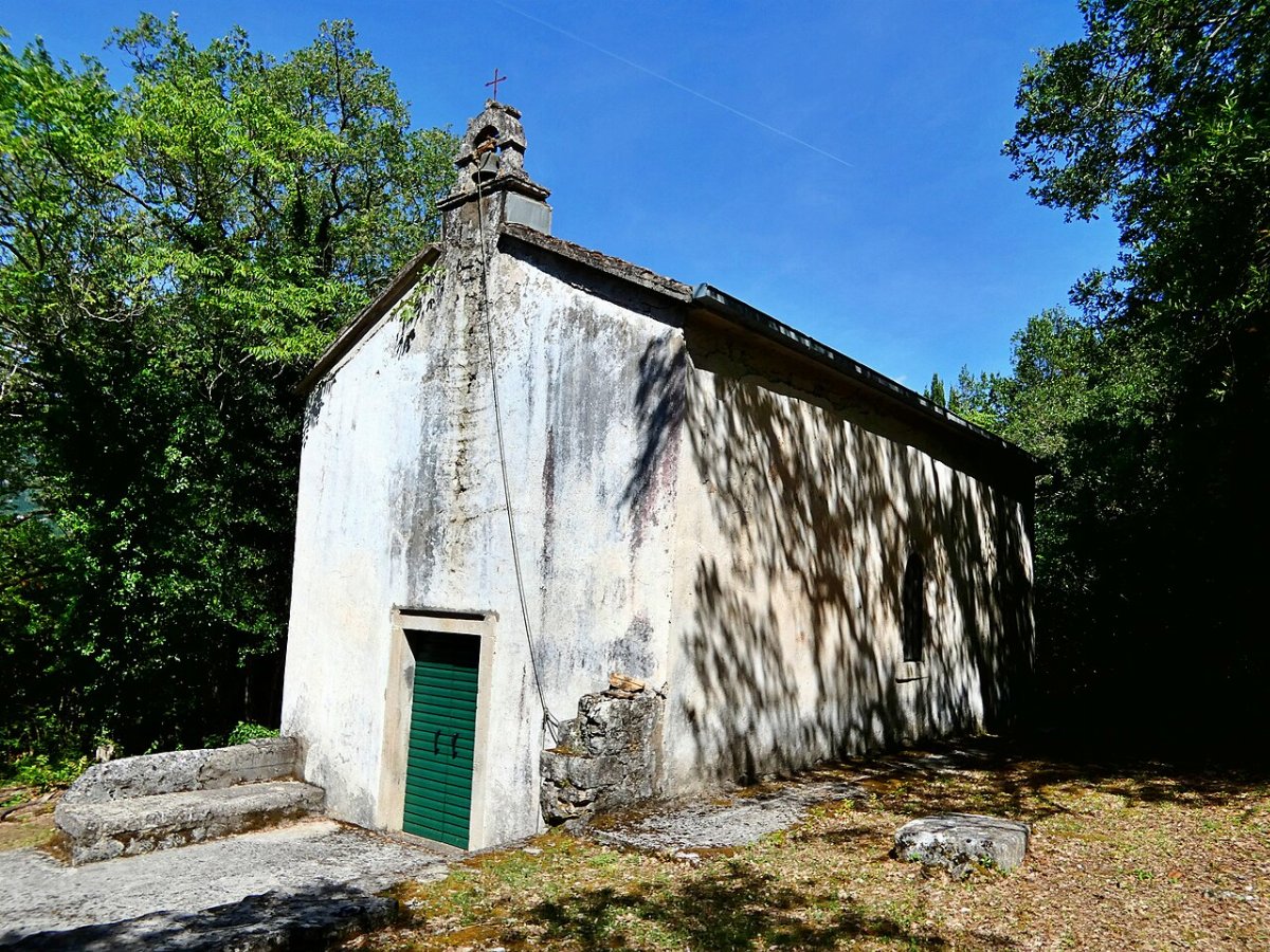Kirche st petrus der apostel mit mittelalterlichem friedhof plocice