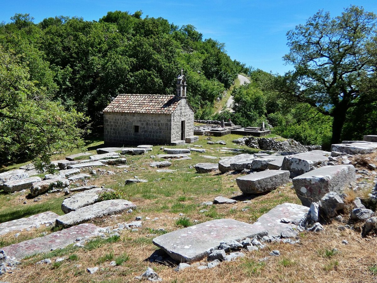 Friedhof mit stecci und kirche st barbara dubravka