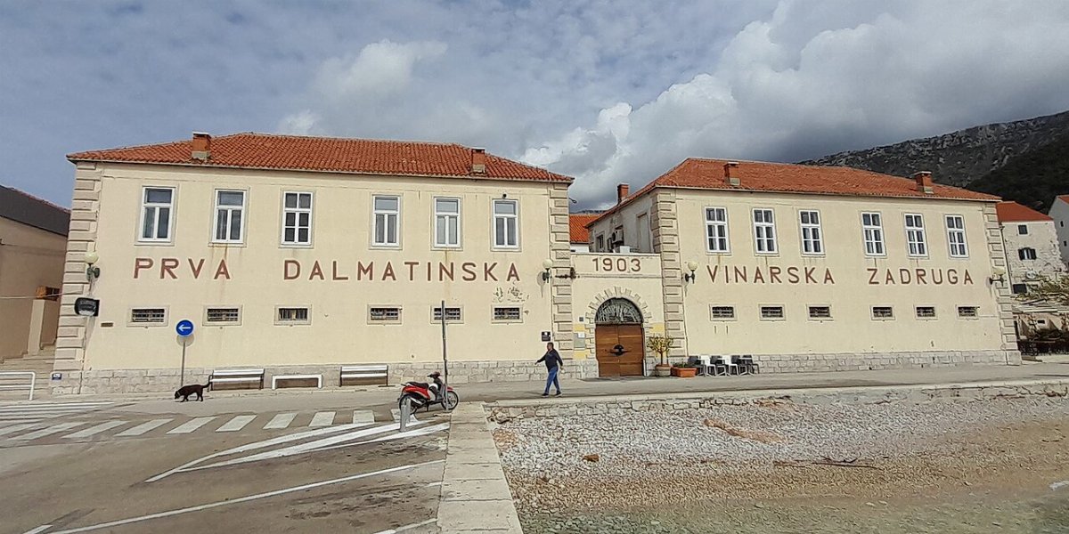 Gebaude der schule und winzergenossenschaft bol
